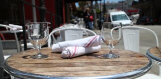 Outdoor dining - Pixabay