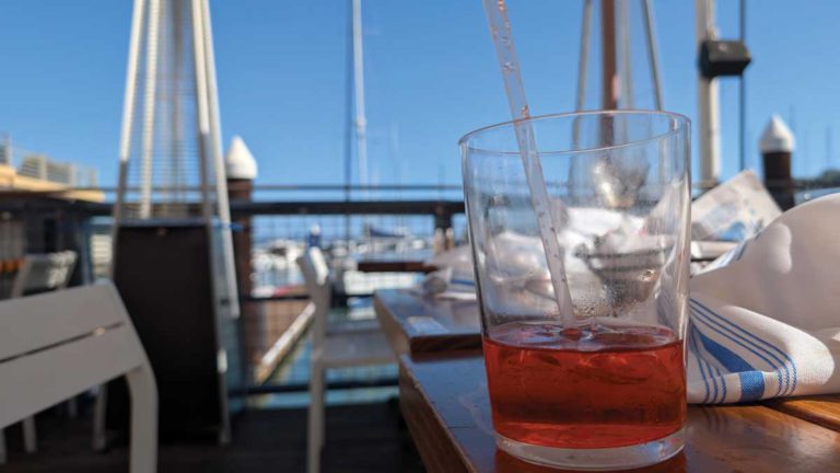 Best Way to Wait for a Drink While Dining Outdoors