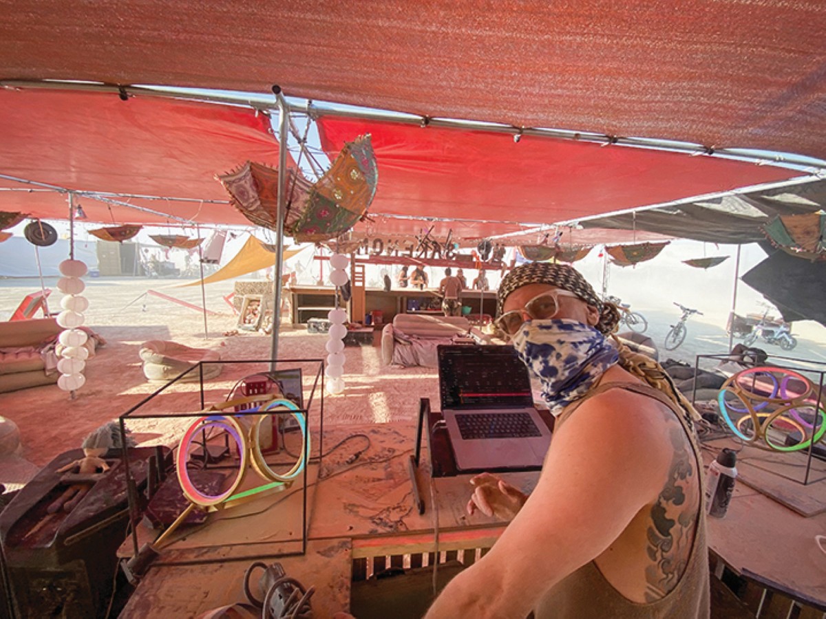 Радиоведущий КСВЙ станет голосом фестиваля Burning Man в условиях отсутствия связи